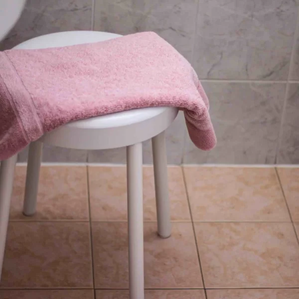 Badezimmer-Hocker mit Handtuch