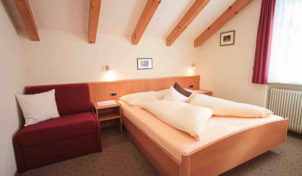 Doppelbettzimmer im romantischen Flair des Apartments Herzl