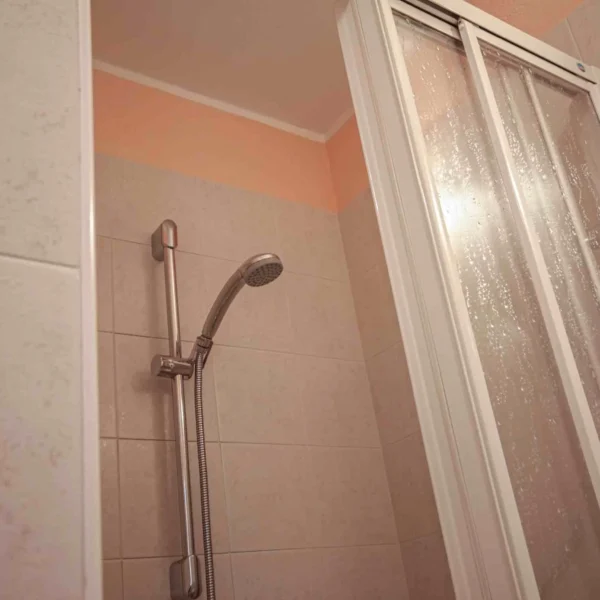 Erfrischende Dusche im Badezimmer des Apartments