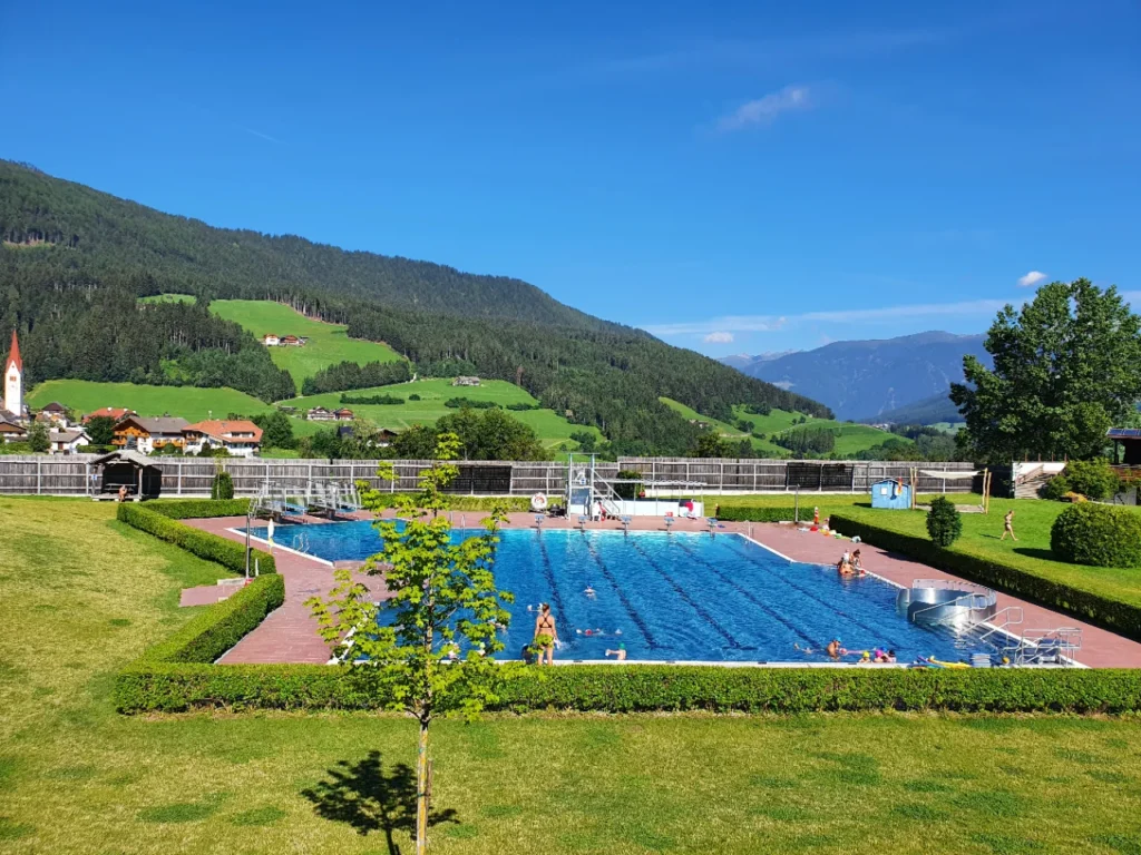 Freibad Olang an stahlend blauem Sommertag