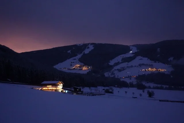 Skigebiet Kronplatz im violetten Abendlicht