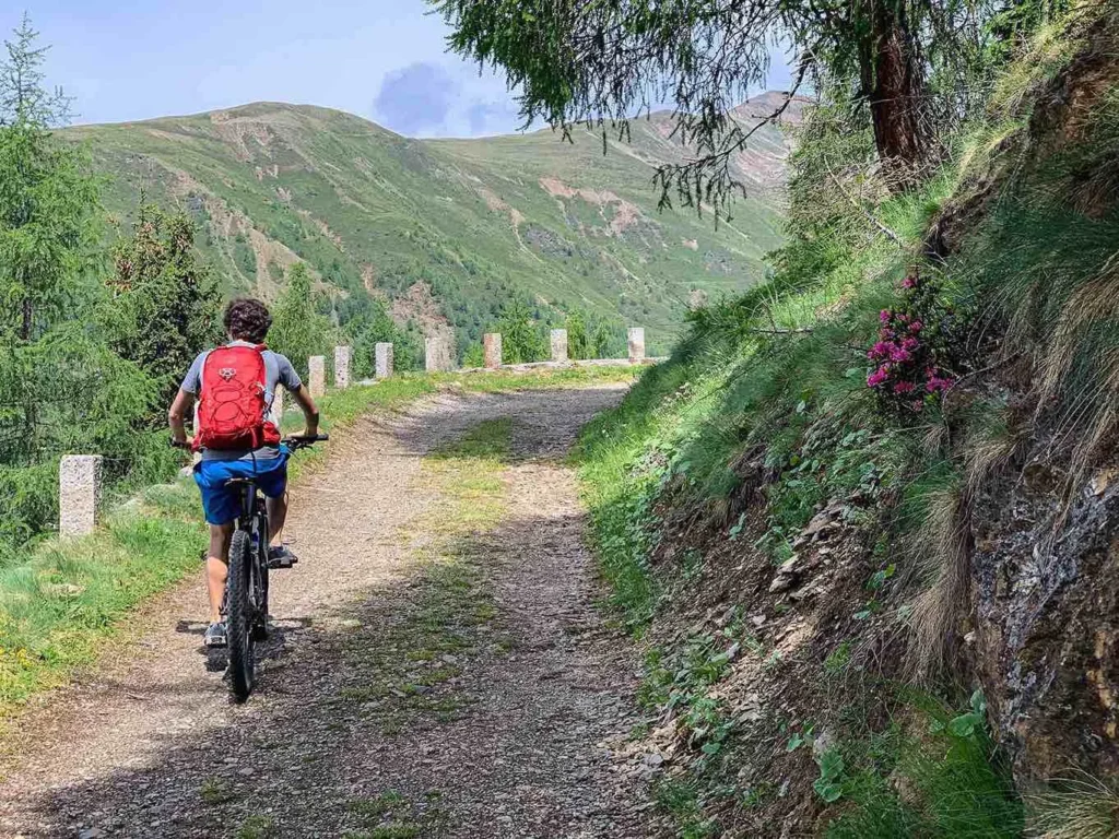 Radfahrer auf einer Mountainbiketour in den Dolomiten