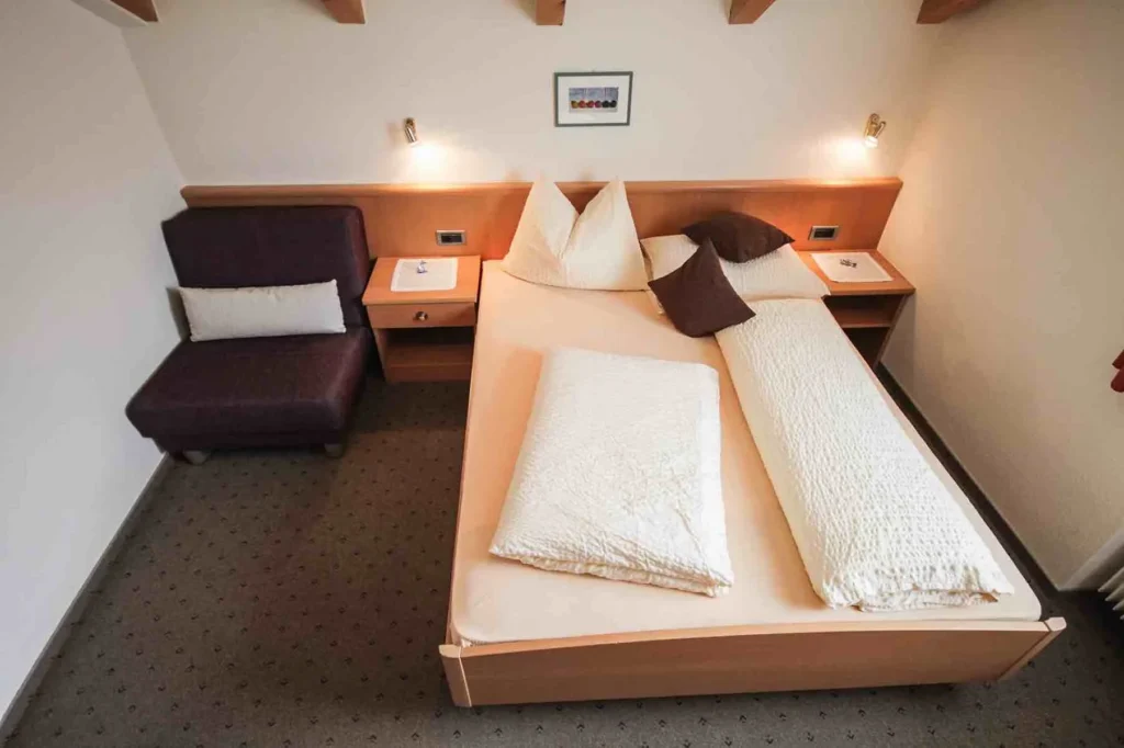 Schlafzimmer mit Doppelbett im Apartment Aurora