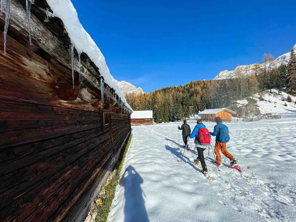 Familie auf Schneeschuhwanderung an den Prati di camera