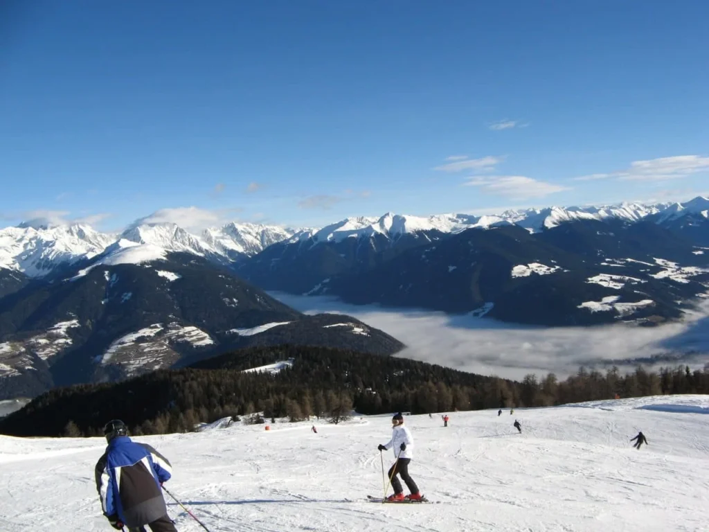 Skifahrer auf den Pisten des Skigebiets Kronplatz