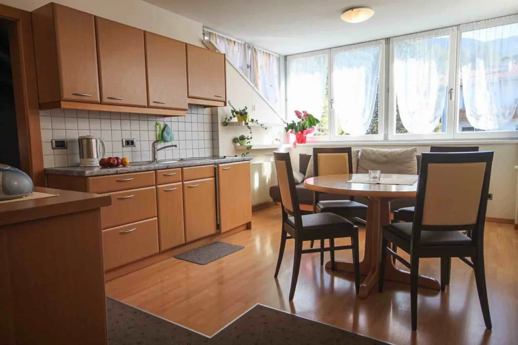 Sonnendurchflossener Wohnraum mit Küche im Apartment Sonne