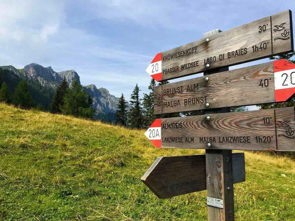 Beschilderung der Wanderwege in Oberolang