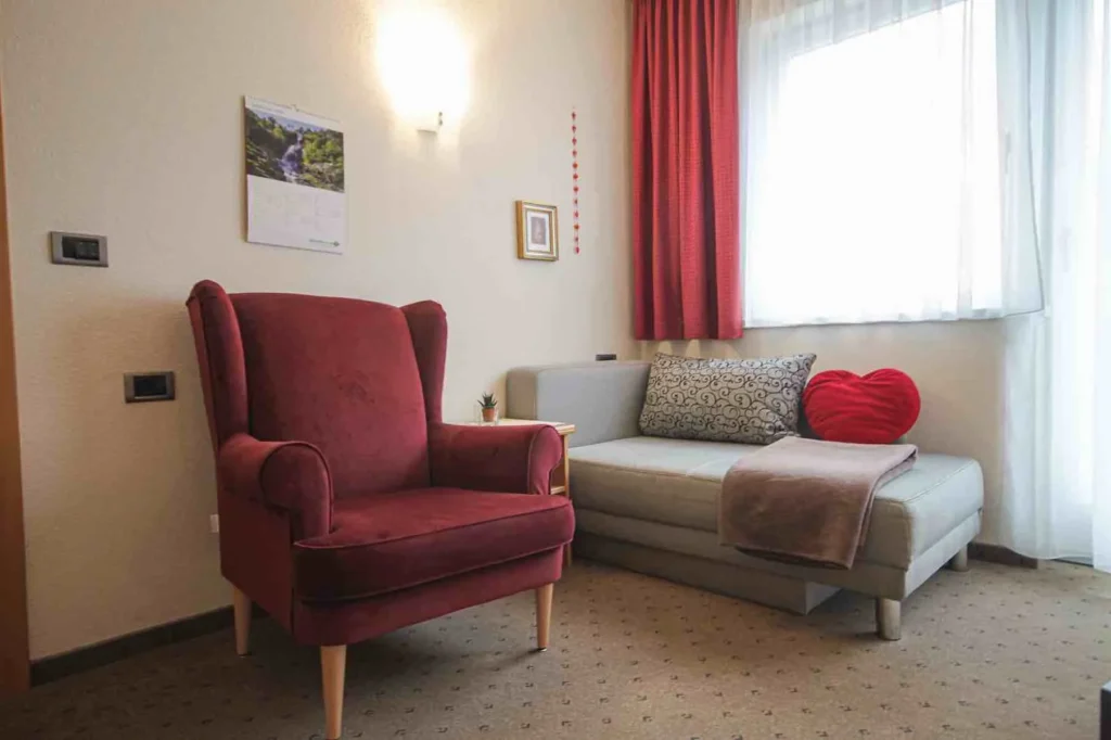 Wohnzimmer mit lieblicher Couch im Apartment Herzl