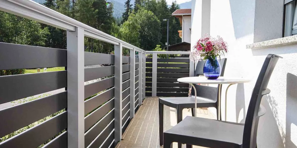 Gemütlicher Balkon mit Panoramablick im Apartment Flora