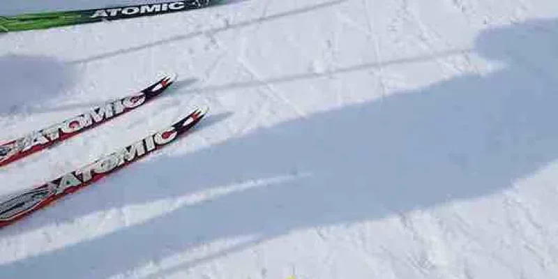 Langlaufski einer Gruppe auf der Langlaufbahn im Biathlonzentrum Antholz