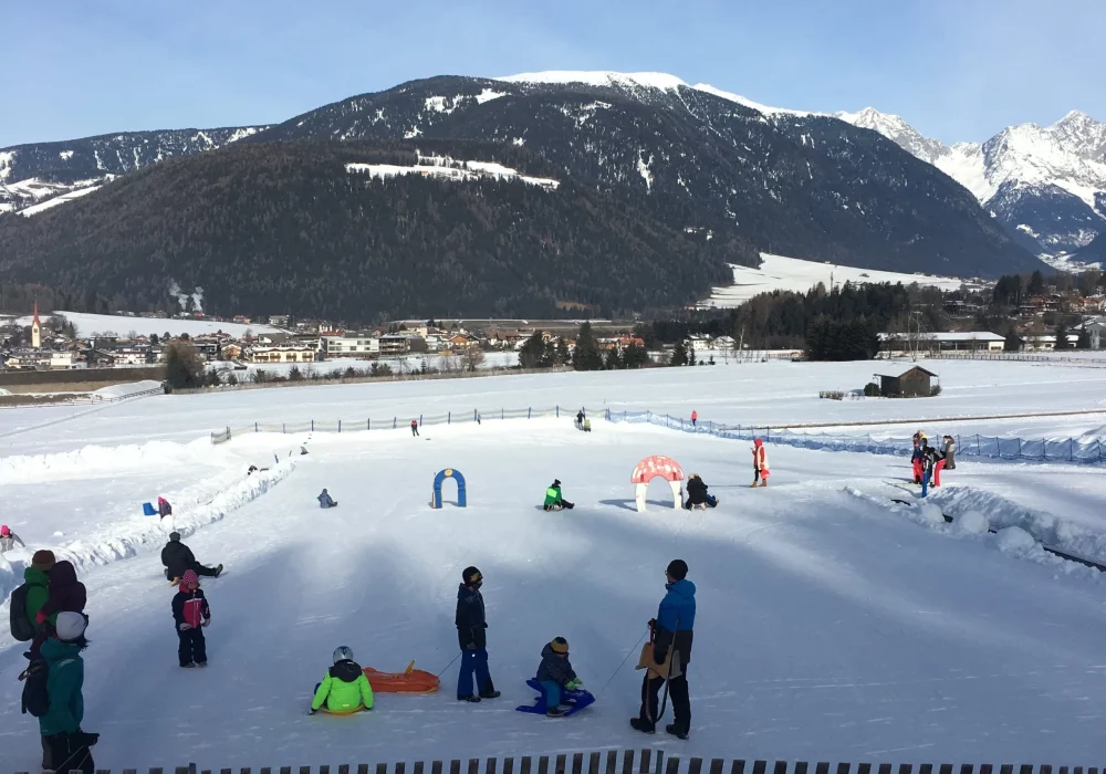 Kinder beim Skifahren in Olang
